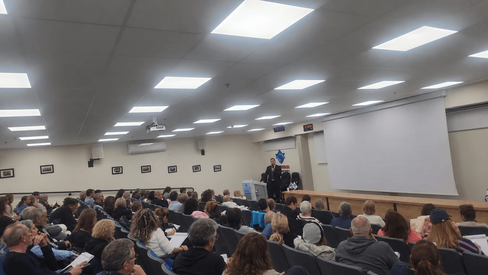 הרצאה שמעביר עורך דין לירן קולצינסקי על צוואות וירושות ויפוי כח מתמשך בהסתדרות חיפה
